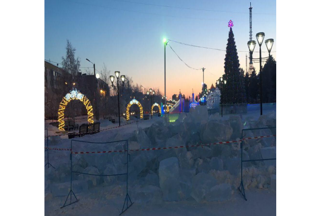 В Ноябрьске начали сносить ледовый городок