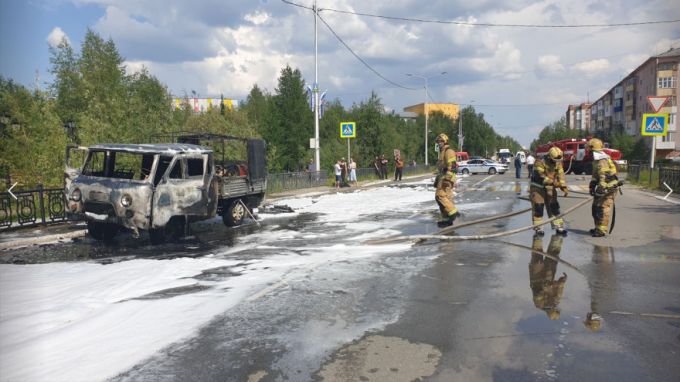 Воспламенился прямо на проезжей части: в Надыме сгорел автомобиль