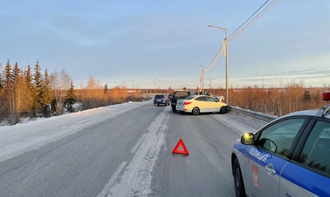 На трассе в Салехарде столкнулись 3 автомобиля