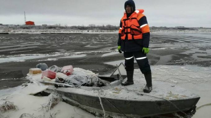 В Ямальском районе нашли моторную лодку с двумя телами