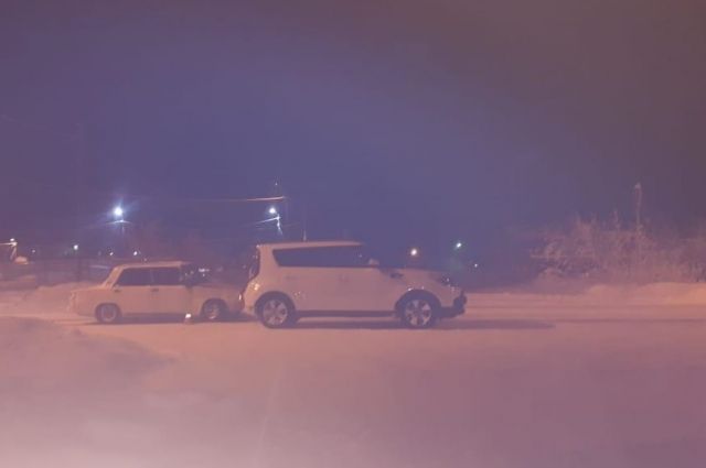 В Лабытнанги на улице Клубной автомобиль ВАЗ протаранил KIA