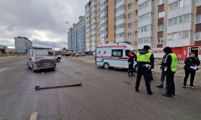 В Ноябрьске беременную женщину после ДТП доставили в больницу