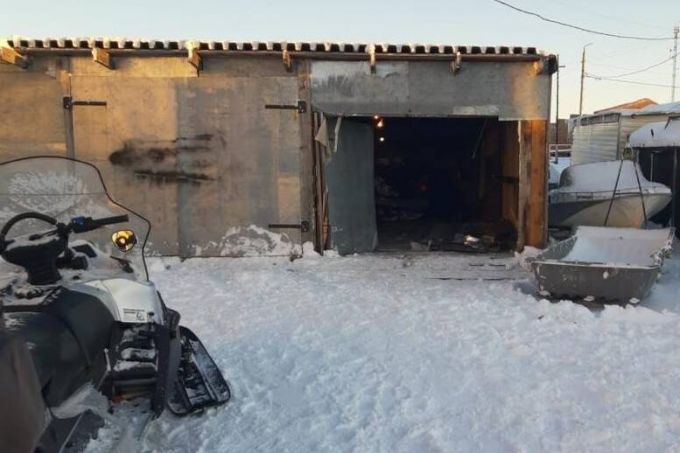 В ЯНАО снегоходчик погиб от ворот гаража