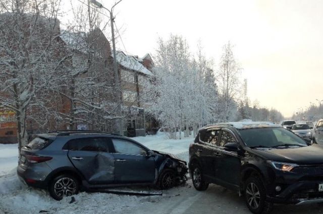 В Ноябрьске на улице Республики столкнулись автомобили KIA и Toyota