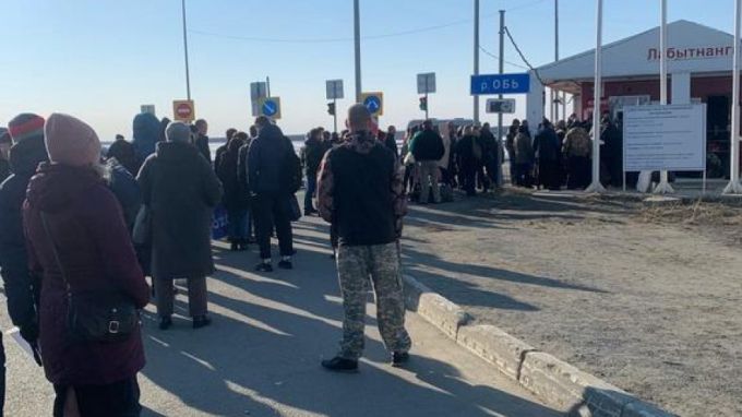 Вахтовики создали очередь на переправе через Обь: северяне жалуются, дептранс разводит руками
