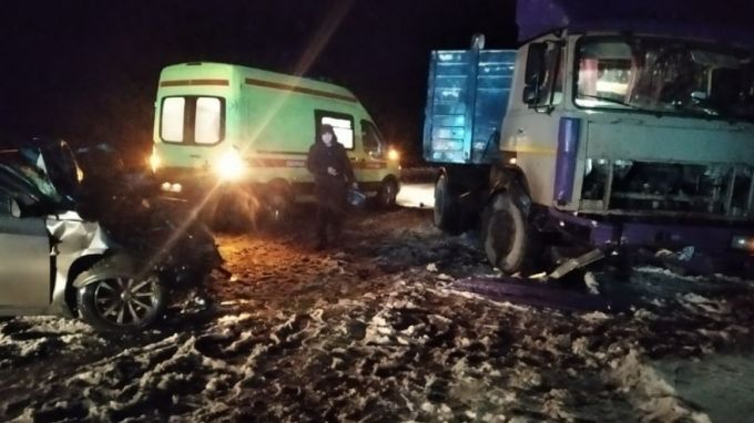 Автокатастрофа на трассе Сургут - Салехард: легковушка врезалась в грузовик