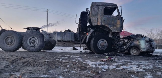 Легковушку раздавило: в страшном лобовом столкновении с грузовиком погибли два человека