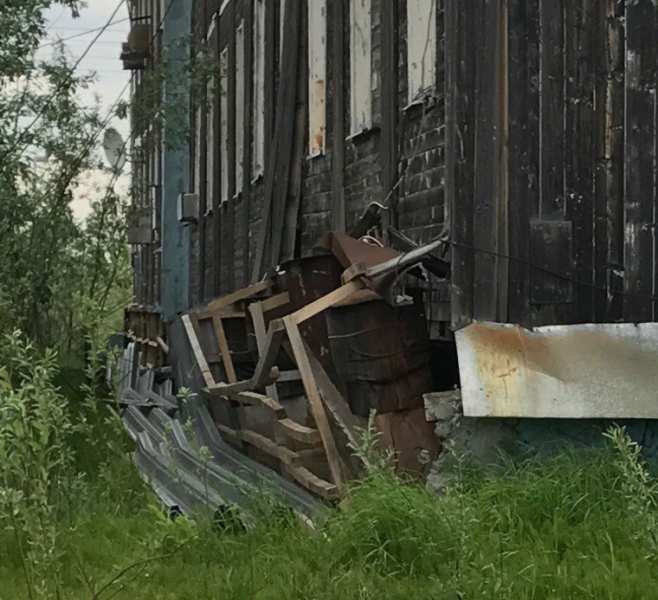 В ЯНАО дом, утопавший весной в фекалиях, начал разрушаться.