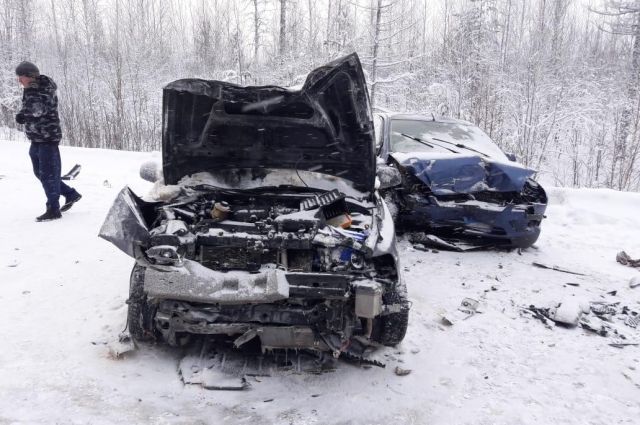 На трассе в ЯНАО Ford при обгоне врезался в Hyundai