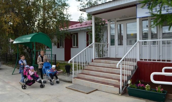 Территорию детской поликлиники в Тарко-Сале благоустроили