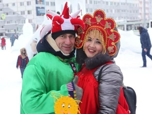 Жители Нового Уренгоя проводят зиму гонкой на снегоходах и поеданием блинов