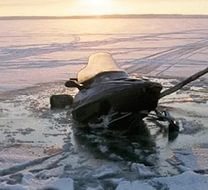 На Ямале целая семья провалилась под лед на снегоходе