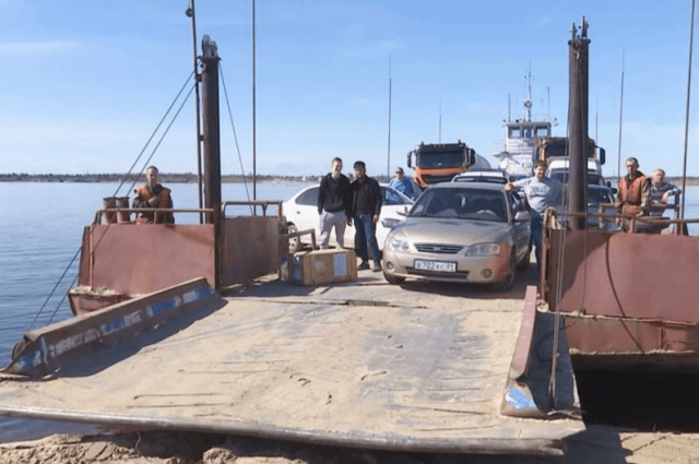 В Уренгое завершают монтаж наплавного моста
