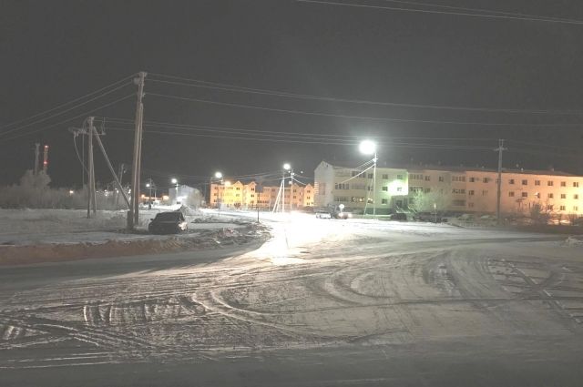 На Ямале водитель Ford, налетев на бордюр, получил травмы