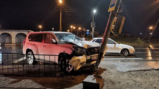 В Новом Уренгое нетрезвый водитель иномарки протаранил дорожный знак