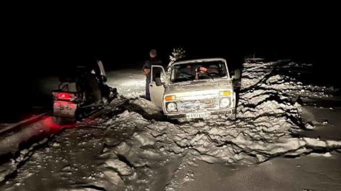 Ямальские спасатели вызволили из снежного плена двух северян