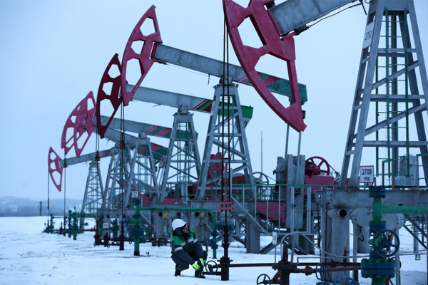 Добыча нефти в России упала до десятилетнего минимума