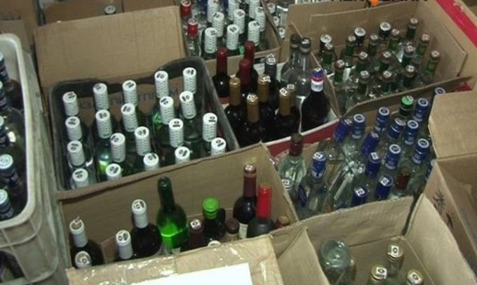Ямальцы пожаловались на соседа, который торговал алкоголем прямо в квартире