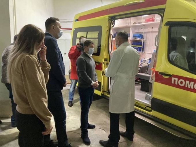 В Новом Уренгое губернатор поблагодарил за работу сотрудников скорой