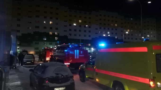 Несколько человек пострадало при пожаре в надымском многоквартирнике