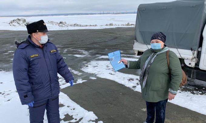 Переправа через Обь. На дежурство заступили специалисты профильных служб