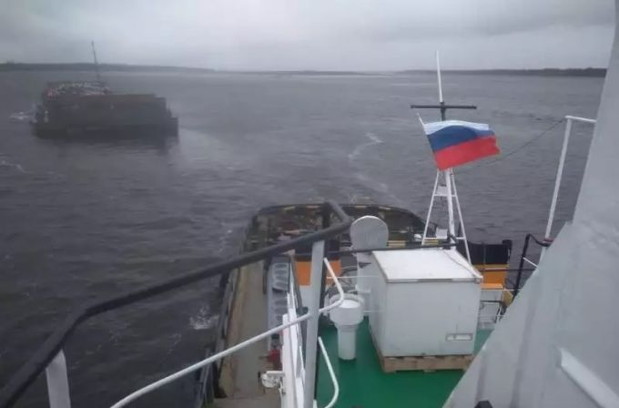 В Пуровском районе проводится проверка из-за севшего на мель теплохода