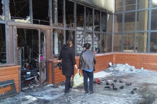 В Ноябрьске из погоревших торговых центров растаскивают уцелевший товар