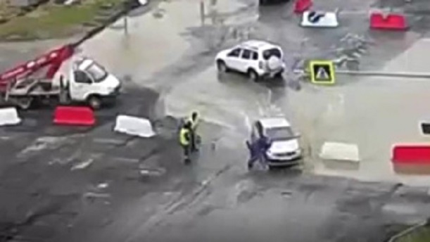 В Новом Уренгое полицейские поймали водителя, который сбил рабочего и скрылся