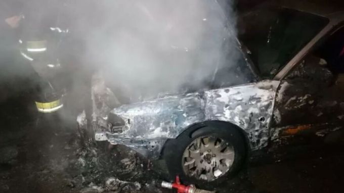 В Новом Уренгое воспламенилась иномарка