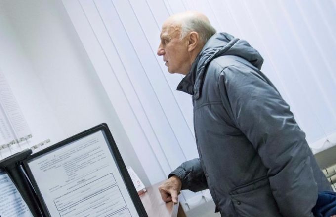 Банк незаконно списал деньги у пенсионера из ЯНАО