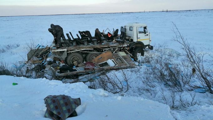 На трассе под Новым Уренгоем вахтовый автобус слетел с дороги.