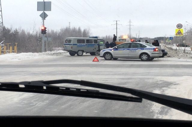 В Ноябрьске в полицейский автомобиль врезался «Мерседес»