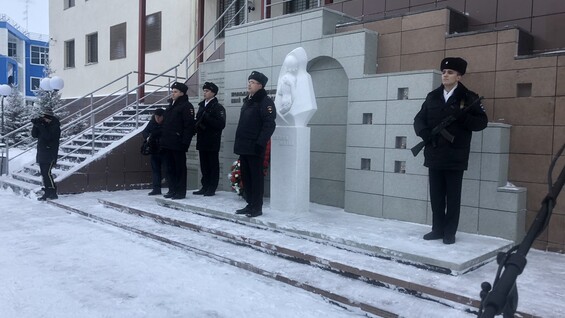 в Мужи установили мемориальную доску в честь милиционера Сергея Попова