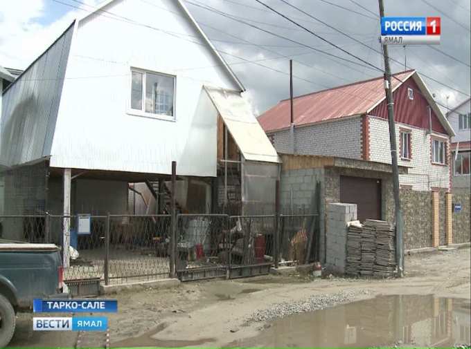 Жители одного из частных секторов Тарко-Сале ругаются из-за лужи