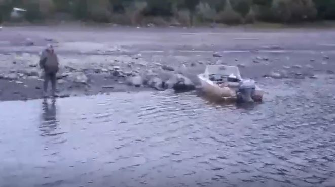 Сломался мотор: спасатели искали мужчину на реке в ЯНАО