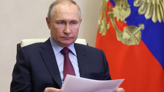 Президент РФ присвоил почетное звание ямальскому пилоту