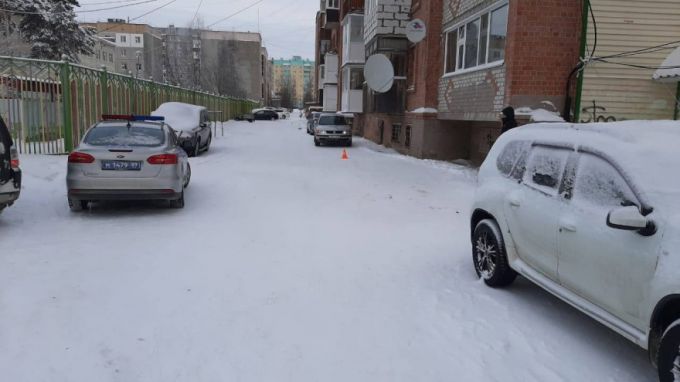 В Ноябрьске автомобиль наехал на трехлетнего ребенка 