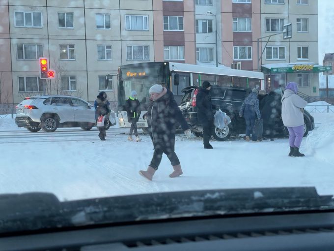 В окружной столице произошло серьезное ДТП с участием пассажирского автобуса