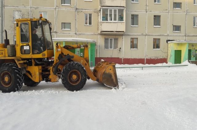 Коммунальщики Ноябрьска два часа искали хозяев авто, чтобы почистить двор