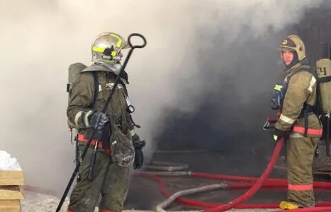 В Новом Уренгое пожарные восемь часов тушили свалку