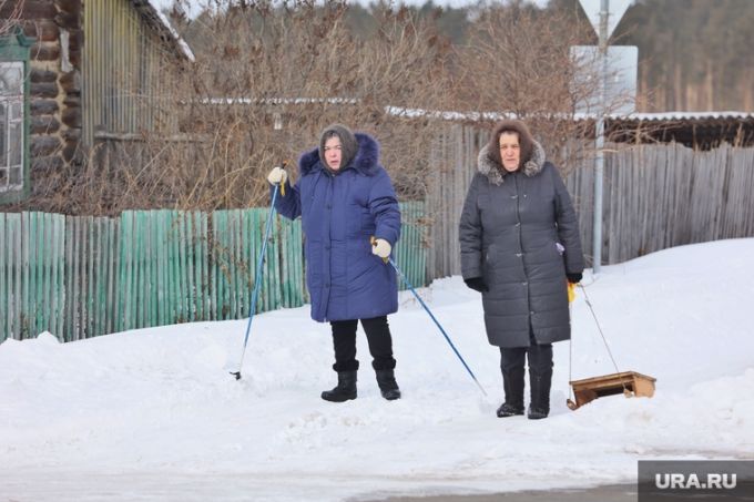 Бабушки в ЯНАО лазят по забору, чтобы попасть в поликлинику.