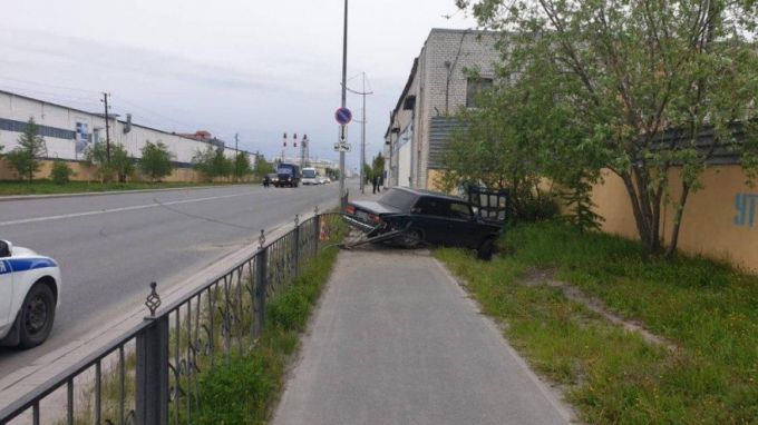 Авария в Новом Уренгое. Легковушку выбросило на встречную полосу