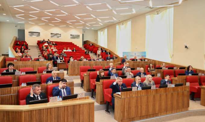 «У граждан есть время изучить документ». Ямальский парламент одобрил поправки в Конституцию