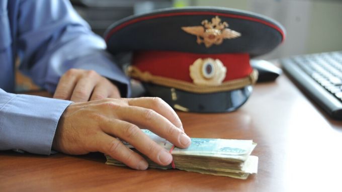 В Новом Уренгое за мошенничество будут судить бывшего полицейского
