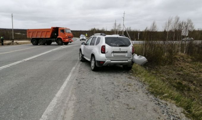 Под Салехардом грузовик смял кроссовер, есть пострадавшая