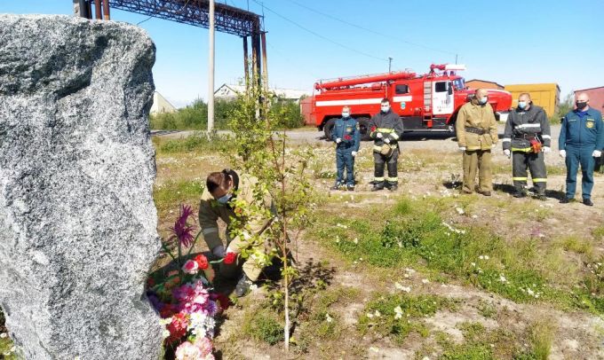 На Ямале почтили память погибших при пожаре жилого дома на станции Обской