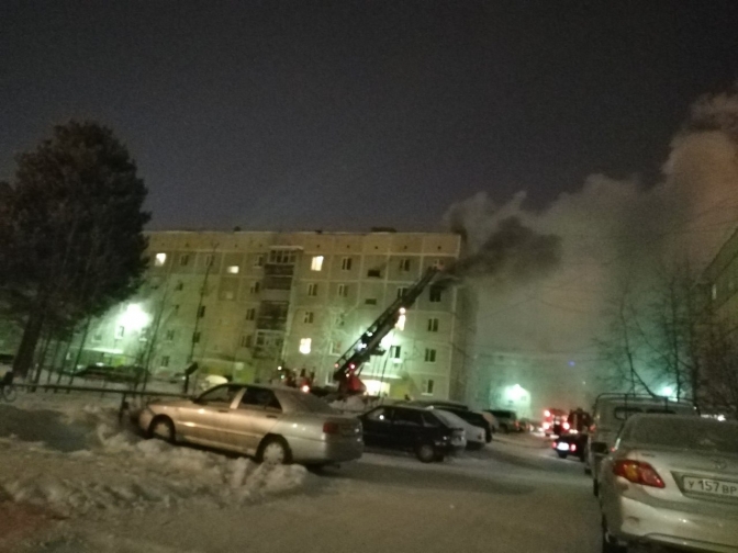 В Нобрьске на улице Космонавтов произошел пожар в многоэтажке, пострадал ребенок