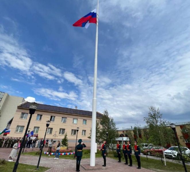 В Губкинском подняли самый большой флаг на Ямале и устроили танцевальный флешмоб