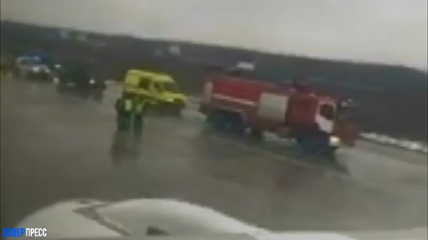 Самолет с Ямала сел на недостроенную полосу в Домодедово 