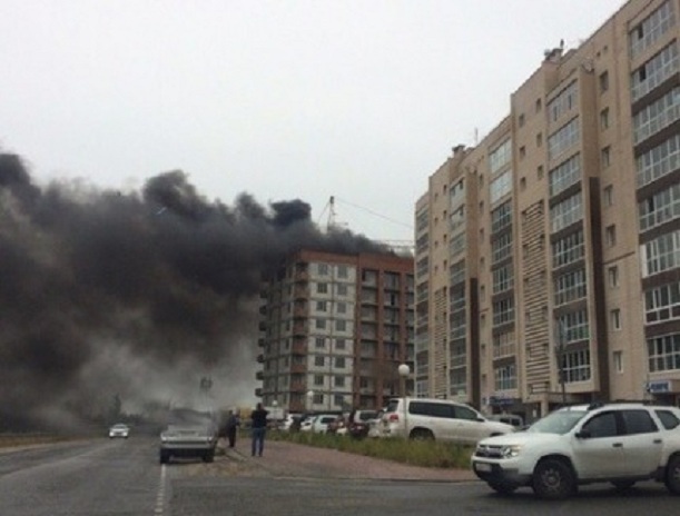 В Новом Уренгое в строящейся многоэтажке произошел крупный пожар